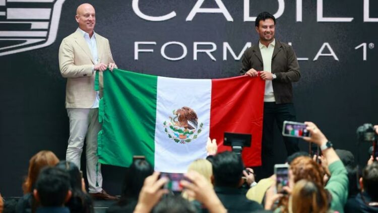 ‘Checo’ Pérez aparece en su Cadillac en Guadalajara para un comercial de equipo