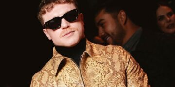 El boxeador mexicano ‘Canelo’ Álvarez, participó en un desfile de moda masculina en París