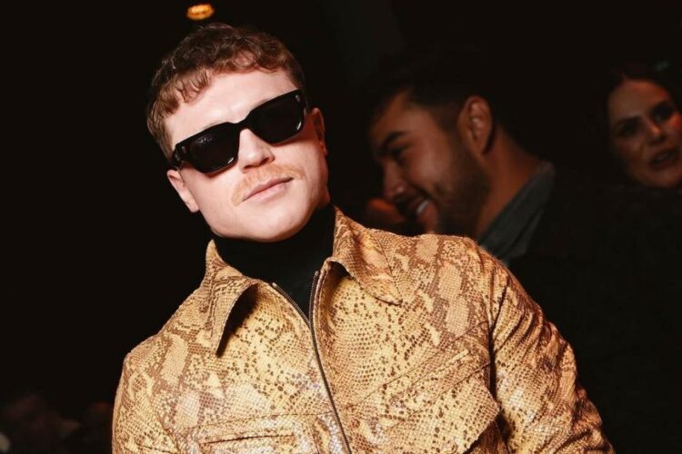 El boxeador mexicano ‘Canelo’ Álvarez, participó en un desfile de moda masculina en París