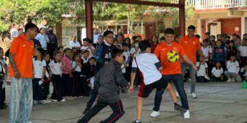 Jugadores de fútbol del Correcaminos visitan primaria “Redención del Proletariado”