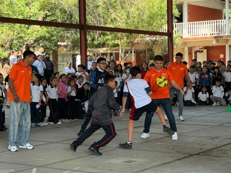 Jugadores de fútbol del Correcaminos visitan primaria “Redención del Proletariado”