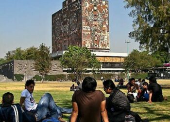 México e Italia con menos universitarios titulados entre países miembros de la OCDE