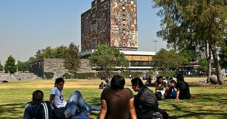 México e Italia con menos universitarios titulados entre países miembros de la OCDE