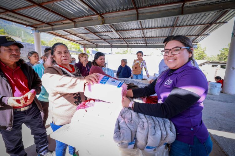 DIF Tamaulipas entrega de apoyos invernales a la población más vulnerable