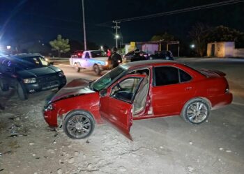 Inconsciente estudiante de enfermería al chocar auto en Libramiento E. Portes Gil