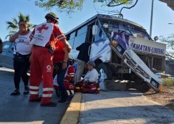 Cinco mujeres heridas al impactarse microbús contra una camioneta en Cd. Victoria