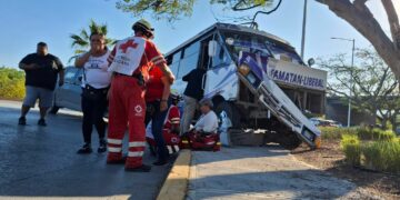 Cinco mujeres heridas al impactarse microbús contra una camioneta en Cd. Victoria