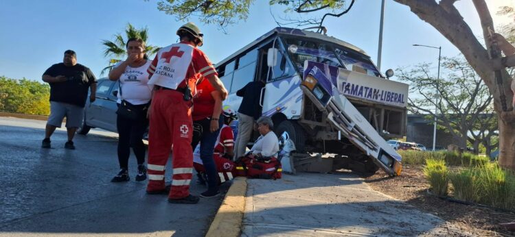 Cinco mujeres heridas al impactarse microbús contra una camioneta en Cd. Victoria
