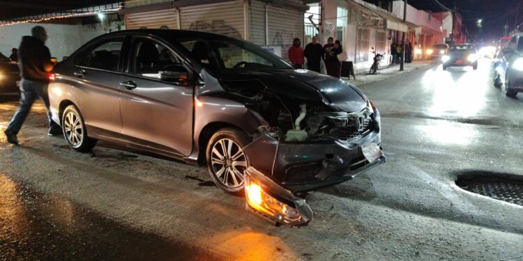 Choque en el centro de Victoria deja cuantiosos daños materiales