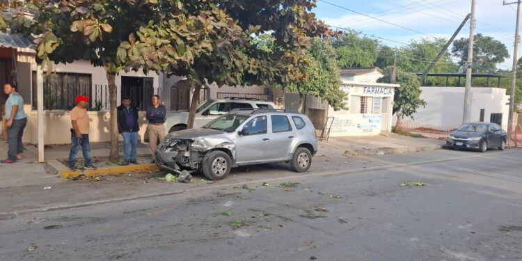 Dos lesionados en choque de pick up que cruzó camellón en el Portes Gil