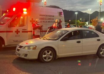 Abuelo y nieto heridos en choque en el estacionamiento de Soriana Palmas