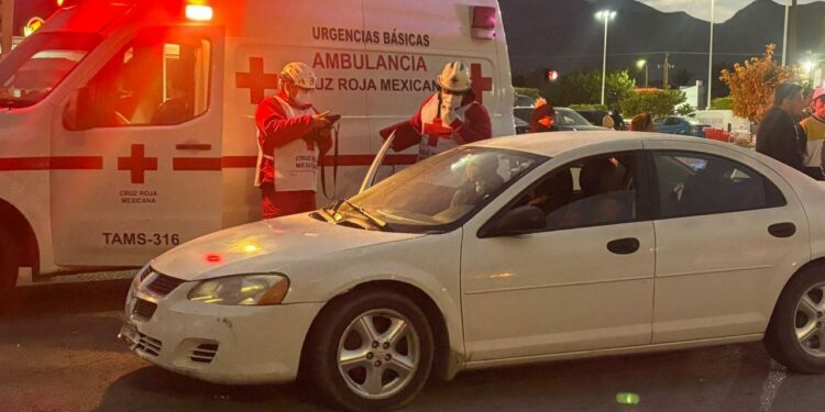 Abuelo y nieto heridos en choque en el estacionamiento de Soriana Palmas