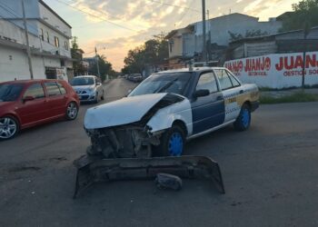 Choca en la colonia Obrera por omitir señal de alto