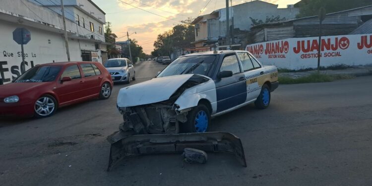 Choca en la colonia Obrera por omitir señal de alto