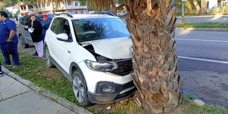 Camioneta se estrella contra palmera en el bulevar Praxedis Balboa