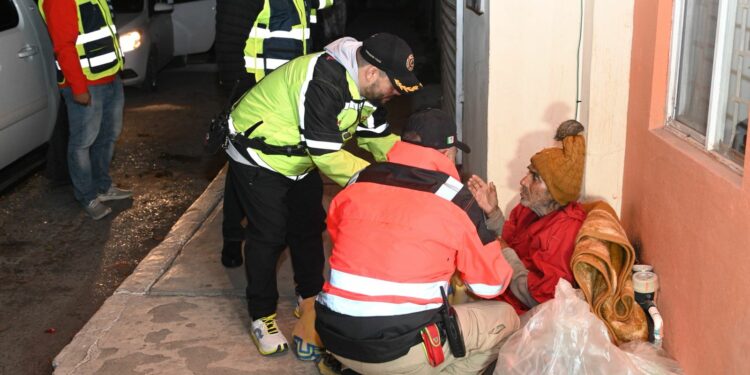 Protección Civil rescata a 17 personas del frío extremo en Ciudad Victoria
