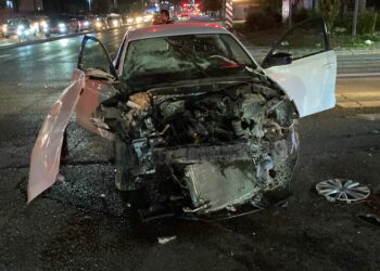 Jetta embiste a ambulancia de la Cruz Roja, herido el conductor y tres paramédicos