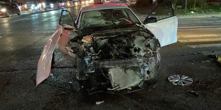 Jetta embiste a ambulancia de la Cruz Roja, herido el conductor y tres paramédicos