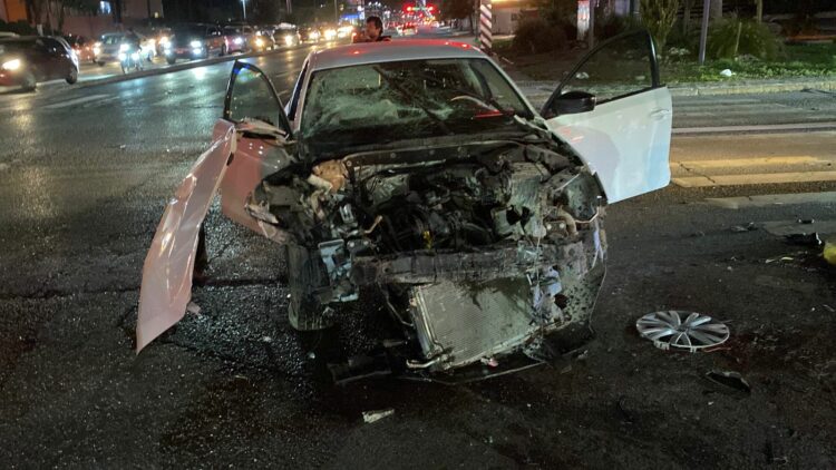 Jetta embiste a ambulancia de la Cruz Roja, herido el conductor y tres paramédicos