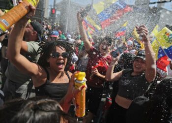 Celebran venezolanos en el mundo la captura de Nicolás Maduro por EEUU