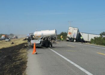 Plantean regular circulación de tractocamiones doble remolque, para reducir accidentes carreteros