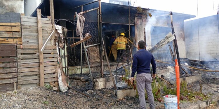 Bomberos extinguen incendio en vivienda deshabitada de la colonia Juárez