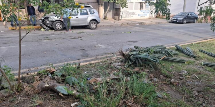 Dos lesionados en choque de pick up que cruzó camellón en el Portes Gil