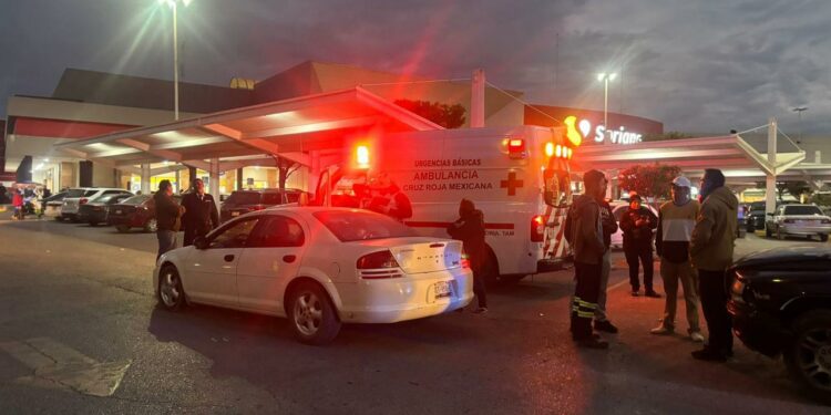 Abuelo y nieto heridos en choque en el estacionamiento de Soriana Palmas