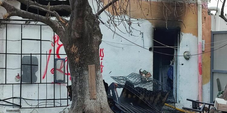 Incendia intencionalmente casa de sus abuelos, lo detienen