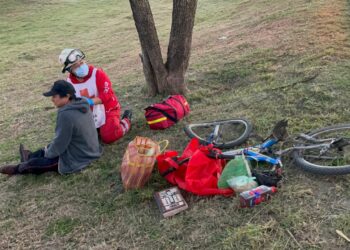 Ciclista hospitalizado tras fuerte impacto múltiple en el libramiento Naciones Unidas