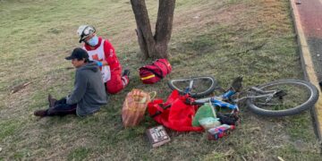 Ciclista hospitalizado tras fuerte impacto múltiple en el libramiento Naciones Unidas