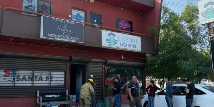 Incendio sorprende negocio Santa Fe en Victoria, sin mayores daños