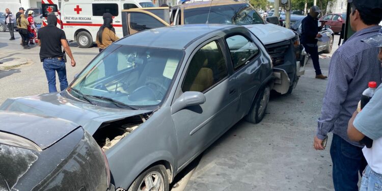 Colisión múltiple en 19 Carrera Torres deja una persona hospitalizada y daños