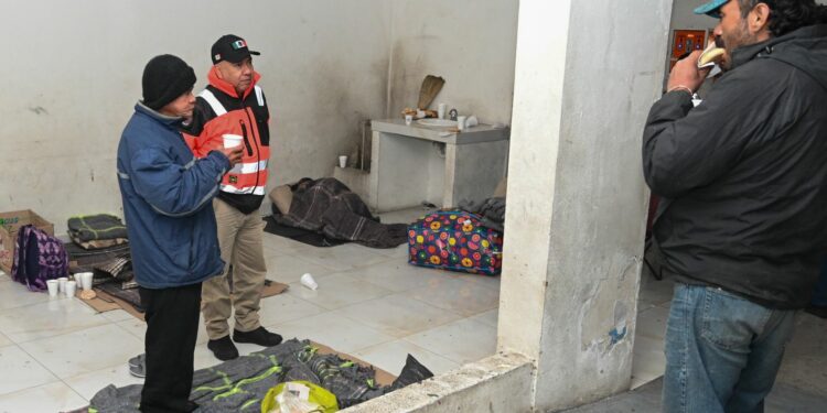 Protección Civil rescata a 17 personas del frío extremo en Ciudad Victoria