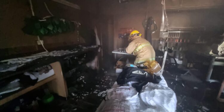 Incendio sorprende negocio Santa Fe en Victoria, sin mayores daños