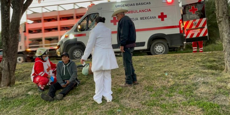 Ciclista hospitalizado tras fuerte impacto múltiple en el libramiento Naciones Unidas