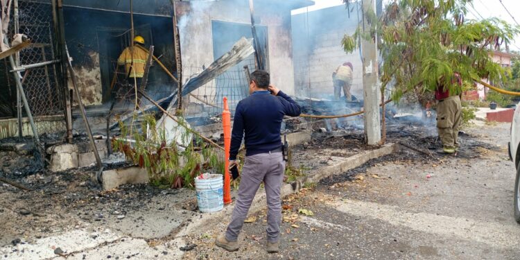 Bomberos extinguen incendio en vivienda deshabitada de la colonia Juárez