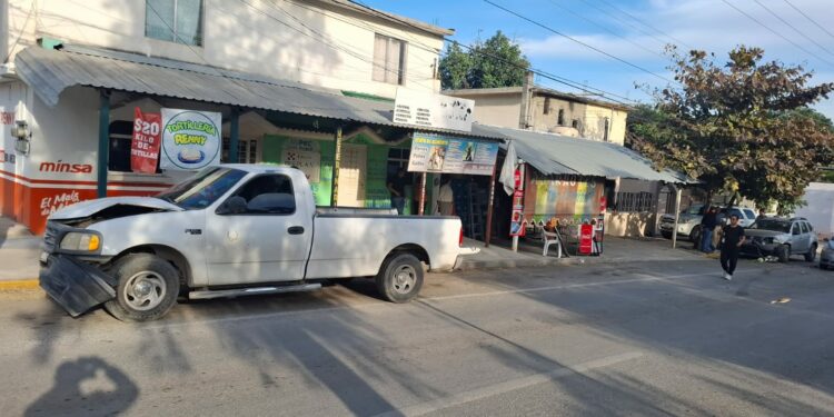 Dos lesionados en choque de pick up que cruzó camellón en el Portes Gil