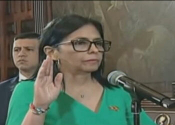 Delcy Rodríguez asume a presidencia de Venezuela; reportan disturbios en torno a Palacio