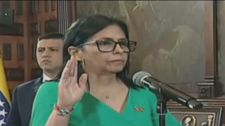 Delcy Rodríguez asume a presidencia de Venezuela; reportan disturbios en torno a Palacio