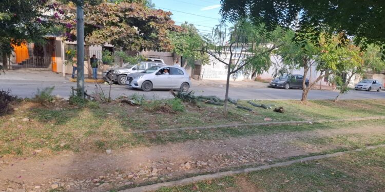 Dos lesionados en choque de pick up que cruzó camellón en el Portes Gil