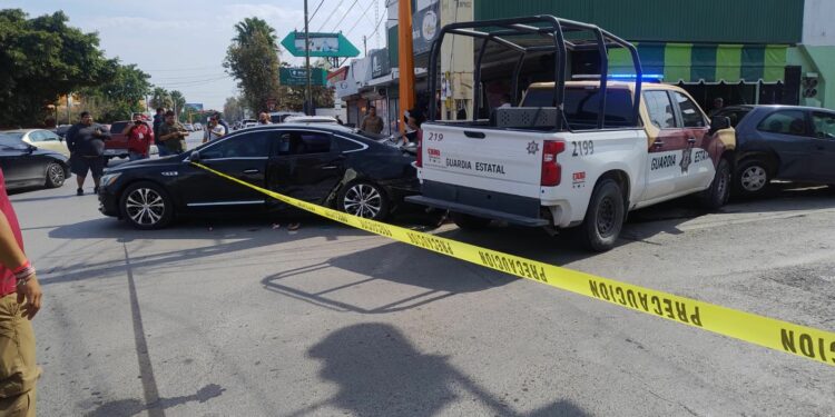 Colisión múltiple en 19 Carrera Torres deja una persona hospitalizada y daños