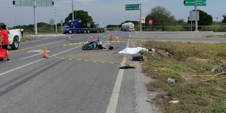 Tragedia en Victoria: muere mujer en choque de moto contra tráiler en Libramiento Naciones Unidas