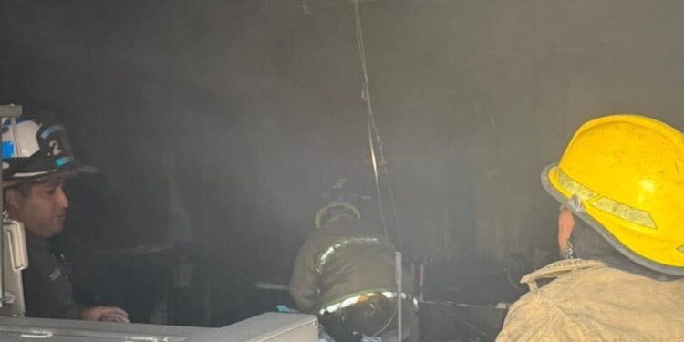 Incendio sorprende negocio Santa Fe en Victoria, sin mayores daños