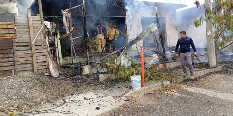 Bomberos extinguen incendio en vivienda deshabitada de la colonia Juárez