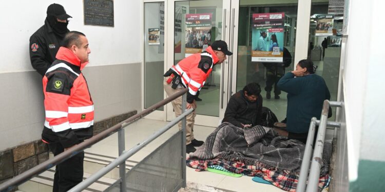 Protección Civil rescata a 17 personas del frío extremo en Ciudad Victoria
