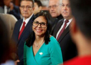 Gobierno interino de Venezuela acepta venta de petróleo a Estados Unidos