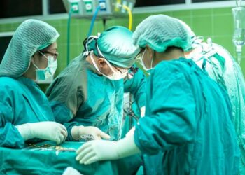 Nueva técnica médica permite bypass coronario sin abrir el pecho ni detener el corazón