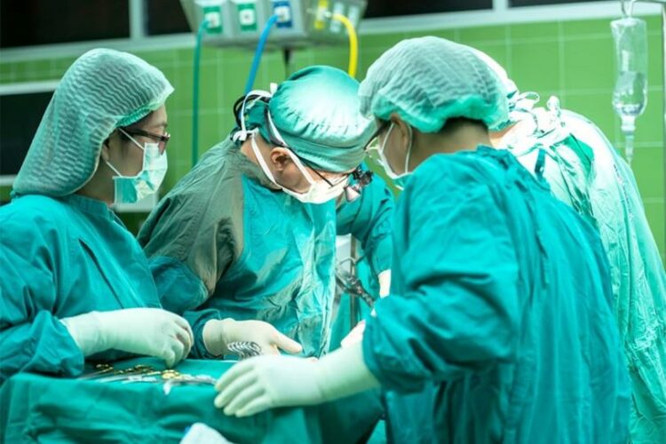 Nueva técnica médica permite bypass coronario sin abrir el pecho ni detener el corazón