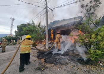 Bomberos extinguen incendio en vivienda deshabitada de la colonia Juárez